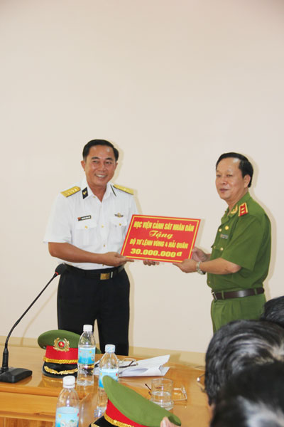 Đoàn thăm và tặng quà tại Bộ Tư lệnh Vùng 4 Quân chủng Hải quân